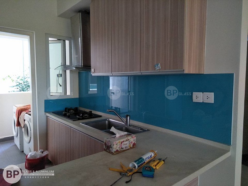 Lắp kính bếp màu xanh Lơ Cô Quý Thạch Bàn Long Biên